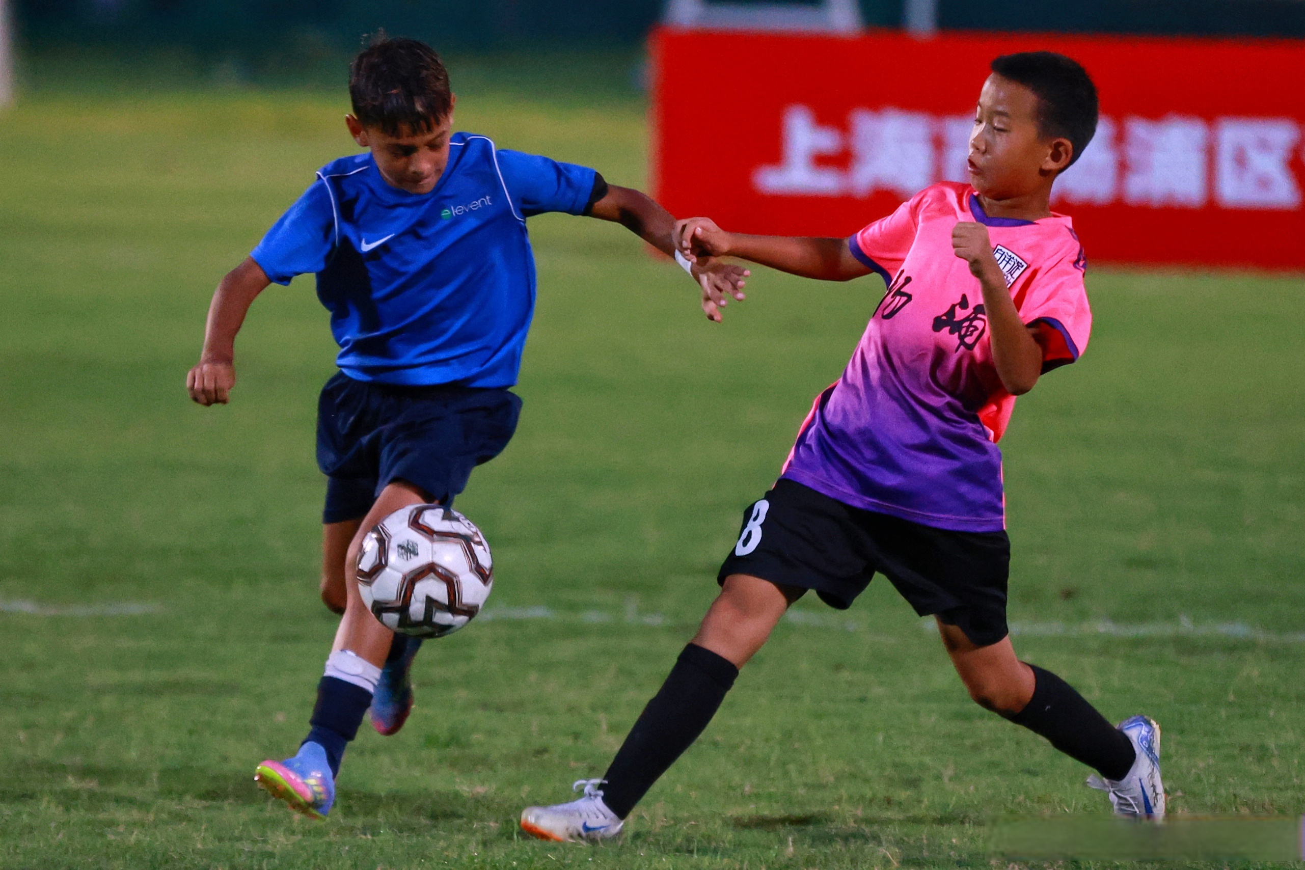 必一体育官方网站-烽火连天：足球赛事冠军争夺战日趋激烈的简单介绍  第2张